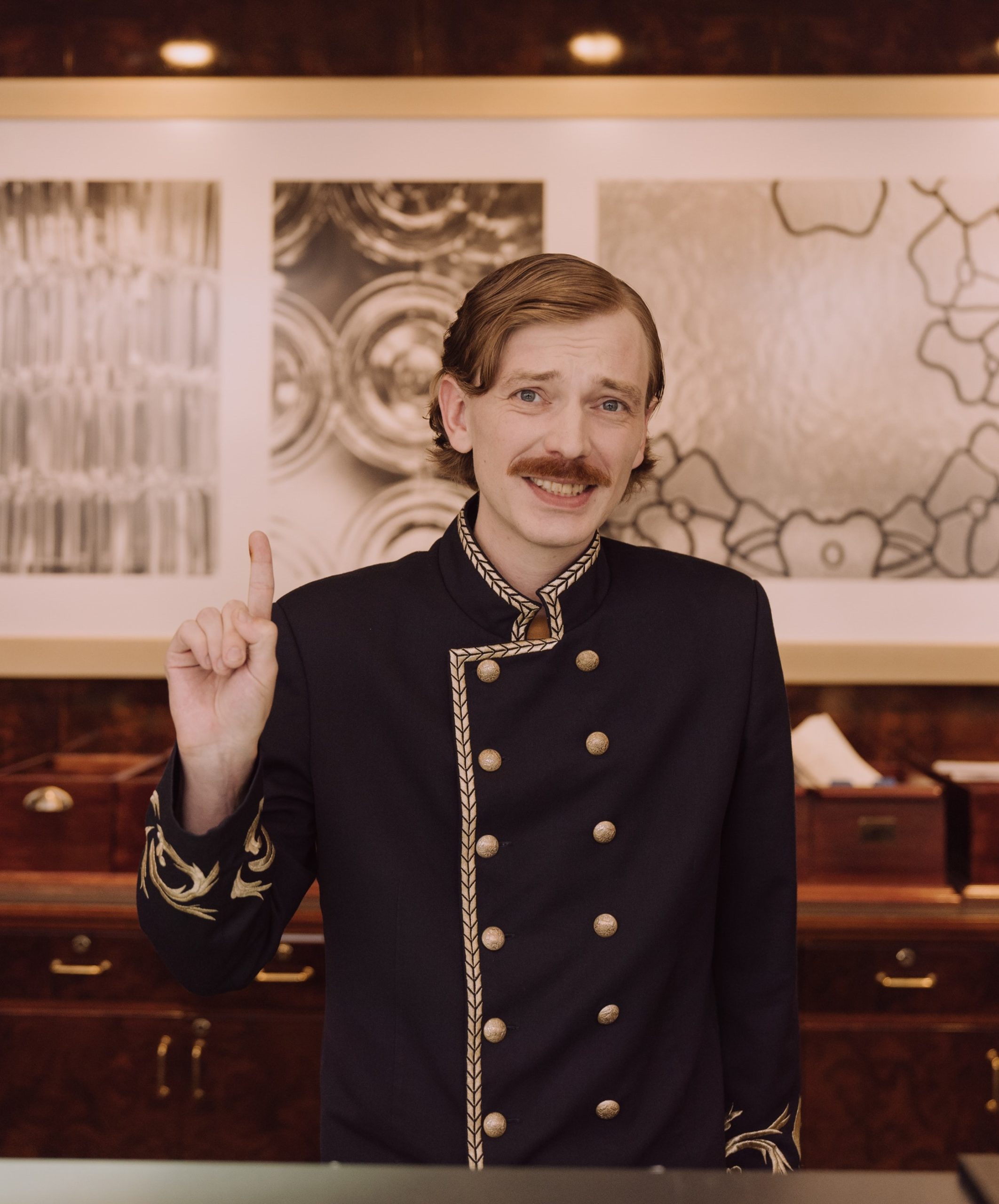 Gustave est un concierge, toujours là pour vous servir.